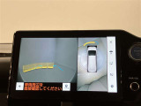 パノラミックビューモニター(シースルービュー機能つき)愛車を上から眺めた映像をナビ画面に表示いたします。メーカーオプション品につき後付けできません。