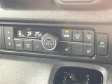 【オートエアコン】一度お好みの温度に設定すれば、車内の温度を検知し風量や温度を自動で調整。暑い&hellip;寒い&hellip;と何度もスイッチ操作をする必要はありません。快適な車内空間には必須の機能ですね♪