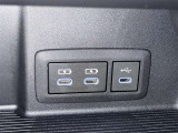 充電用USB端子付き。スマートフォンなどの充電に便利です。
