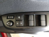 パワーウィンドウスイッチで運転席から全席の窓の開閉ができます。