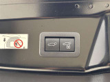 両手が荷物で塞がっている時にはコレ!パワーバックドアで開閉ラクラクです。バックドアに手が届かない時も、リモコンで開閉の操作が可能です。もちろん、荷物もたっぷり積めます。