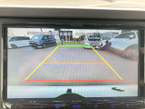 【バックカメラ(ガイドライン付)】ガイドライン表示で位置の目安が分かりやすく、駐車も安心です。