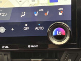 オートエアコンは温度を設定するだけで、自動で風量などを設定してくれます。運転しながら操作も必要ないので、安全性も向上します。