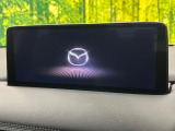 【10.25インチマツダコネクト】車内の雰囲気にマッチした大型ディスプレイ。スマホ接続でのナビ使用やBluetooth再生等、様々な機能が楽しめます。直感的なダイヤル操作が可能で、使い勝手も良好です。