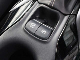 「HOLD」スイッチを押し、システムONの状態にしておくことで、渋滞や信号待ちなどでブレーキを踏んで停車した時にブレーキを保持。アクセルを踏むと解除されます。