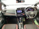 広びろとした視界が運転にゆとりを広げます。
