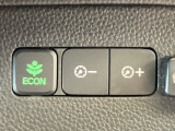 【eコンスイッチ】低燃費運転をサポートするECONモード。スイッチをONすると、エンジンやトランスミッション、A/Cなどを協調制御し、燃費の向上に貢献。エコドライブの効果を高めます。