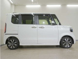 リアには左右スライドドアを採用。狭い駐車場でも開閉しやすく、強風の日でもドアが煽られにくくなっております。小さなお子さまやご年配の方も安心して乗り降りできます。