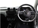 運転席側から見た写真です、お車にマッチングするように考えられたインパネデザイン!沢山のスイッチ類も運転される方が使いやすい位置に配置されていますね!