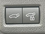 【パワーバックドア】スマートキーや運転席のボタンを押すだけでリアゲートが自動で開閉します!荷物を持っている時や、高い位置にあるバックドアを閉める際に便利な機能です♪