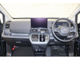 操作性に優れた運転席となります!小物入れや各ボタンの配置にこだわり、使いやすいです!座り心地もよく視認性も良好なのでロングドライブもお任せ下さい!