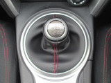 3ペダルタイプのマニュアル車です。2ペダルタイプが一時期は流行りましたが、最近は見かけなくなりました。信頼性の高さで、昔ながらのこのタイプが良いのでしょう!!