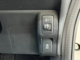 ヘッドライトレベライザーや横滑りを防ぐVSA等のスイッチ類は運転席の右側、手の届きやすい位置にあります。