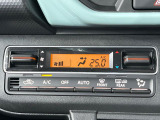 【オートエアコン】一度お好みの温度に設定すれば、車内の温度を検知し風量や温度を自動で調整。暑い&hellip;寒い&hellip;と何度もスイッチ操作をする必要はありません。快適な車内空間には必須の機能ですね♪