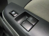 ビジネスカーでも快適装備は外せません。運転席&助手席はパワーウインドウです。(挟み込み防止機能付き)。