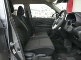 運転席も広々でゆったり気分で運転できます♪シフトノブをダッシュボード側に配置したので運転席から助手席への移動が簡単にできるんです。