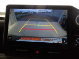バックモニター付きで慣れない駐車場や車庫入れをサポートします。
