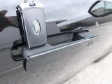 【キーレスエントリー】バッグやポケットからキーを取り出すことなく車にアクセスして、ロックとアラームを設定できます。 毎日の利便性をさらに高める機能です。