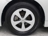 アルミホイールを装着し、さらにその上に空気抵抗低減のための樹脂製のホイールカバーを装着するという珍しい手法を採用しています。タイヤサイズ195/65R15
