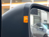 【ブラインドスポットモニター】走行中、ドアミラーの死角になりやすい箇所に後続車が接近するとサイドミラーのレンズに警告を表示!ドライバーに注意喚起をしてくれます。