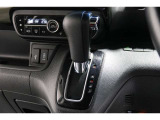 インパネシフトだから視線の移動も少なく足元もスッキリ♪運転席もゆったりしているのでゆとりを持ってドライブできますね!