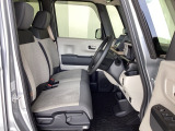 【ベンチシート】運転席と助手席の移動もスムーズ!狭い駐車場での乗り降りや、お子様の乗り降りにも便利です。座席の間にコンソールボックスやドリンクホルダーがないため、車内空間が広く感じます。