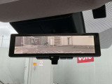 【インテリジェント ルームミラー】後方のカメラ映像をミラー面に映し出して。クリアな後方視界を確保します。