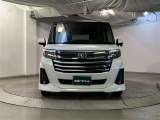 お車購入のポイントとなるフロントマスクです!シャープな目つきが印象的なデザインのヘッドランプです。