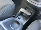 ドリンクホルダーはフランス車ならではのカップ専用サイズ。