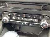 温度の設定のみで快適な風量やモードなどを自動調整してくれるフルオートエアコンを装備!