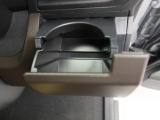 カップホルダーは運転席や助手席からちょうど手の届く位置です!!