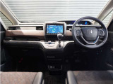 ◆インテリアパネル◆視界広々で非常に運転しやすくロングドライブでも疲れを感じさせないすっきりとまとまったインパネ周りです。