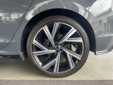 225/40R18インチタイヤにR-line 専用アルミホイールを装着。