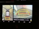 映像で見づらい車両周辺の確認をアシスト。クルマを真上から見ているような映像を表示。 運転席から確認しにくい車両周囲の状況を把握。