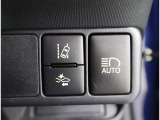 オートマチックハイビームとは、先行車や対向車のライトを認識し、ハイビームとロービームを自動で切り替える機能です。夜道の視界を確保します。詳細は販売店スタッフまでおたずねください。