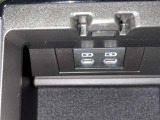 充電用USB端子付き。スマートフォンなどの充電に便利です。
