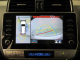 パノラミックビューモニターを装備。車を真上から見るように周囲を確認できます。機能の詳細は販売店スタッフまでお尋ねください。