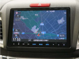 純正8インチプレミアムインターナビ(VXM-155VFEi)&バックカメラが装備されているので、普段の使い勝手もロングドライブも快適です。