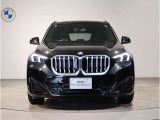 【BMWの伝統-1】BMWの特徴的な&ldquo;キドニーグリル&rdquo;は、80年以上続く伝統の形でございます。変わらないこだわりのデザインが、プレミアムブランド&ldquo;BMW&rdquo;を創り出します。