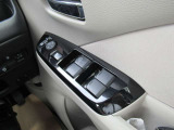 運転席ドアには各ウインドウの集中操作が可能となっています。