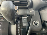 シフトレバーは簡単操作で運転もしやすくなっております!!