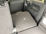 リアシートは簡単に倒すことができるので、ラゲッジルームも広がります。