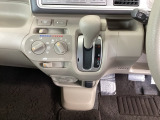 足元スッキリ、インパネシフトです。パーキングブレーキはフットブレーキタイプなので、運転席と助手席の間がスッキリしています。