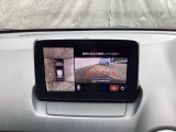 狭い場所での駐車やすれ違いなどでより的確な運転操作に役立つ360&deg;ビューモニターが装備されています。
