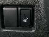 運転席シートヒーターを装備しており、寒い季節のドライブも快適。スイッチ操作で素早く温まり、冬場の通勤や長距離移動をしっかりサポートします。
