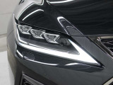 LEDヘッドランプにはアダプティブハイビームシステム「AHS」を採用。光検出カメラで車両検出をし、先行車や対向車に直接ハイビームを当てないように部分遮光します。