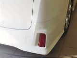 コーナーセンサーを車の前後に装備。障害物までの距離に応じて警告音を変えてお知らせ。縦列駐車時や駐車場・車庫などでの取り回しをサポートします。詳細は販売店スタッフまでお尋ねください。
