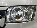 【LEDヘッドライト】悪天候や夜間走行時も良好な視界を確保し安心して運転できる高輝度LEDヘッドライトを装備!点灯速度が早く、消費電力も抑えられています。