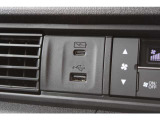 充電用USBジャック(Type-C〈3A〉)と音楽・映像メディアと接続可能なUSBジャック(Type-A)がを装備しております。
