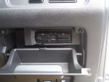 運転席の右下側の小物入れ内にETCがビルトインされています。
